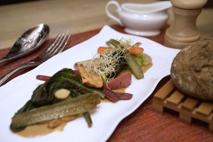 PANACHÉ DE VERDURAS CON VELOUTÉ DE SÉSAMO TOSTADO